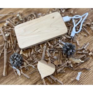 Flache Powerbank aus Holz